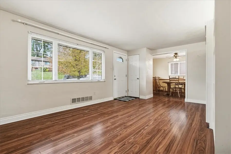 5059 Leona Dr, Baldwin, PA 15227 - Image #3