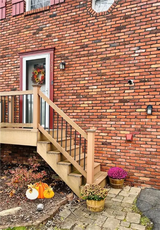 303 Timberglen Dr, Imperial, PA 15126 - Image #2