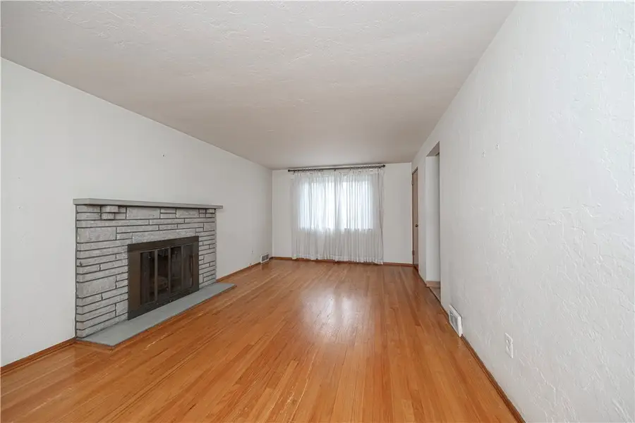 218 Arla Dr, Green Tree, PA 15220 - Image #2