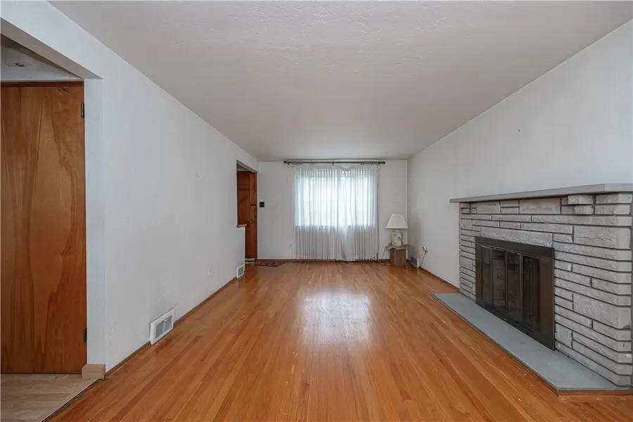 218 Arla Dr, Green Tree, PA 15220 - Image #3