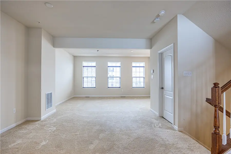 10 Roosevelt Dr, Kennedy, PA 15136 - Image #2