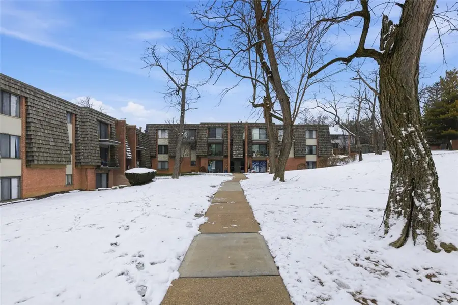 511 Forest Green Dr, Moon Township, PA 15108 - Image #2