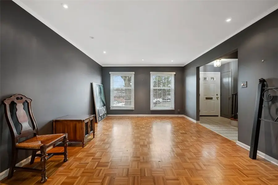 697 Robinwood Dr, Scott Township, PA 15216 - Image #2