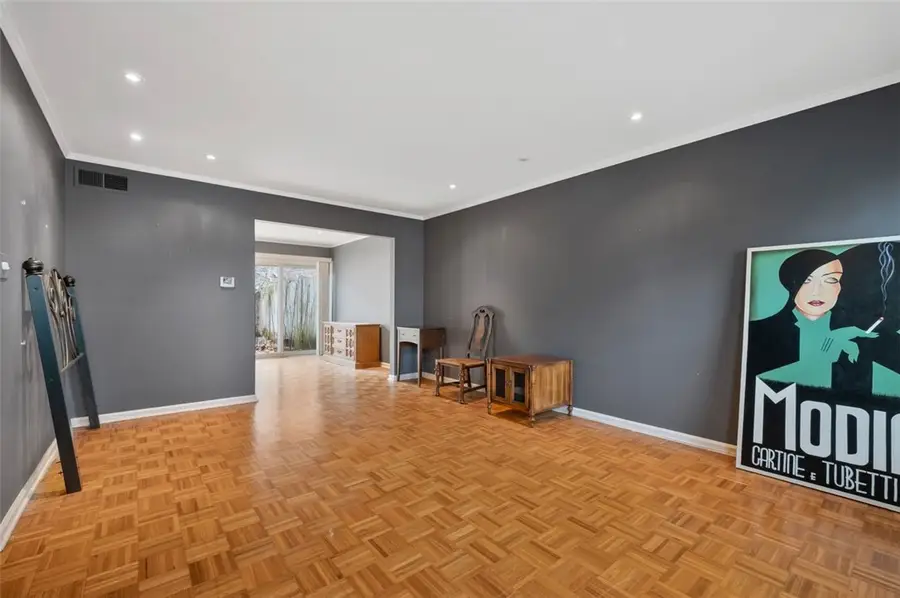 697 Robinwood Dr, Scott Township, PA 15216 - Image #3