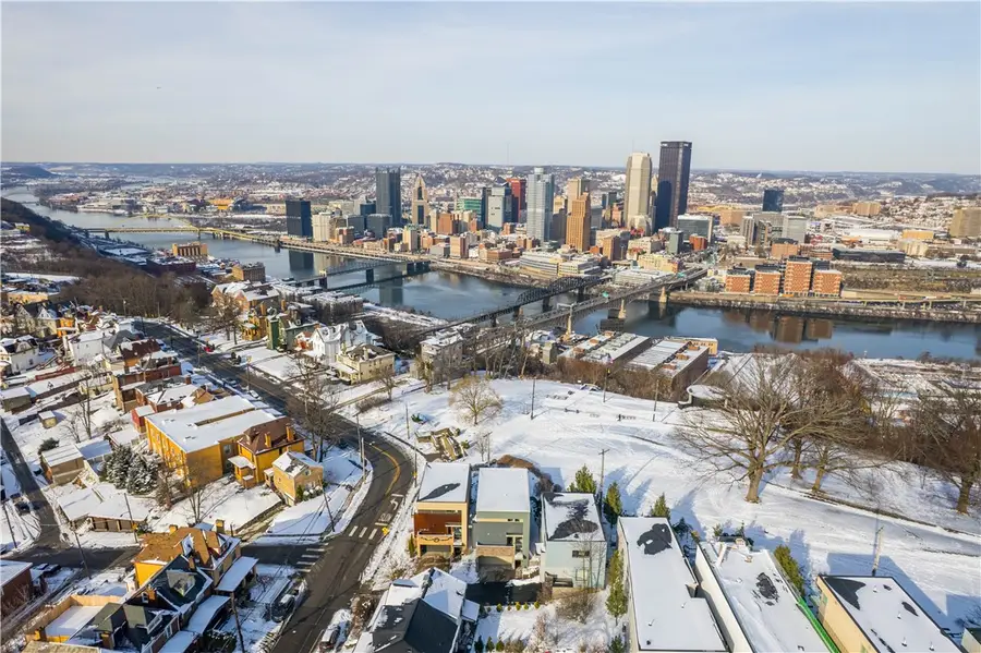 15 Bailey Park Ln, Pittsburgh, PA 15210 - Image #2