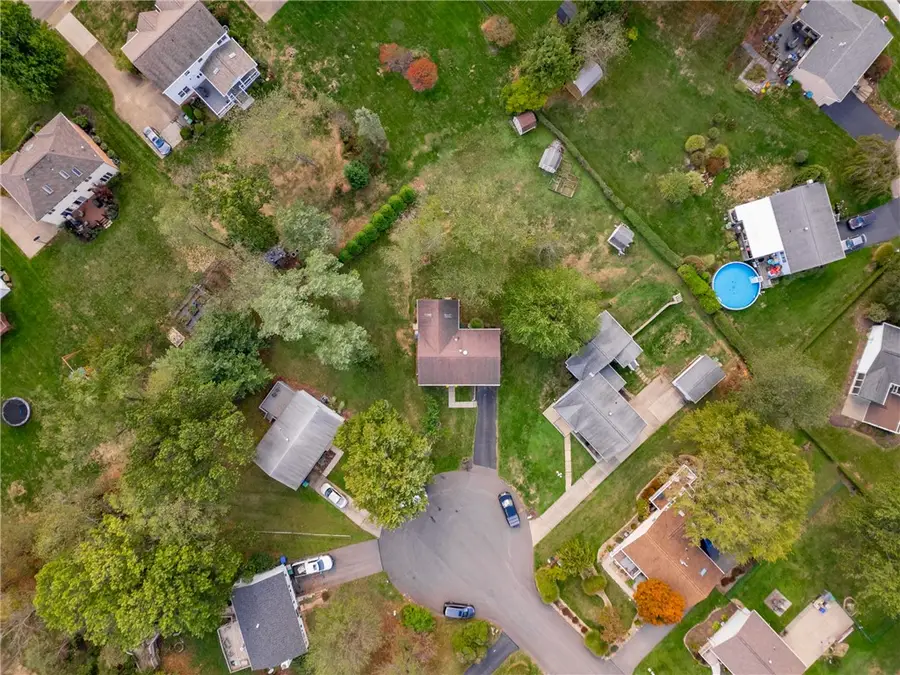 220 Cameron Dr, Cranberry Township, PA 16066 - Image #2