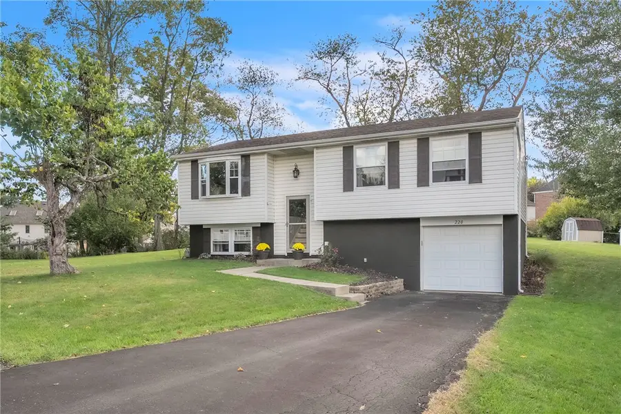 220 Cameron Dr, Cranberry Township, PA 16066 - Image #3