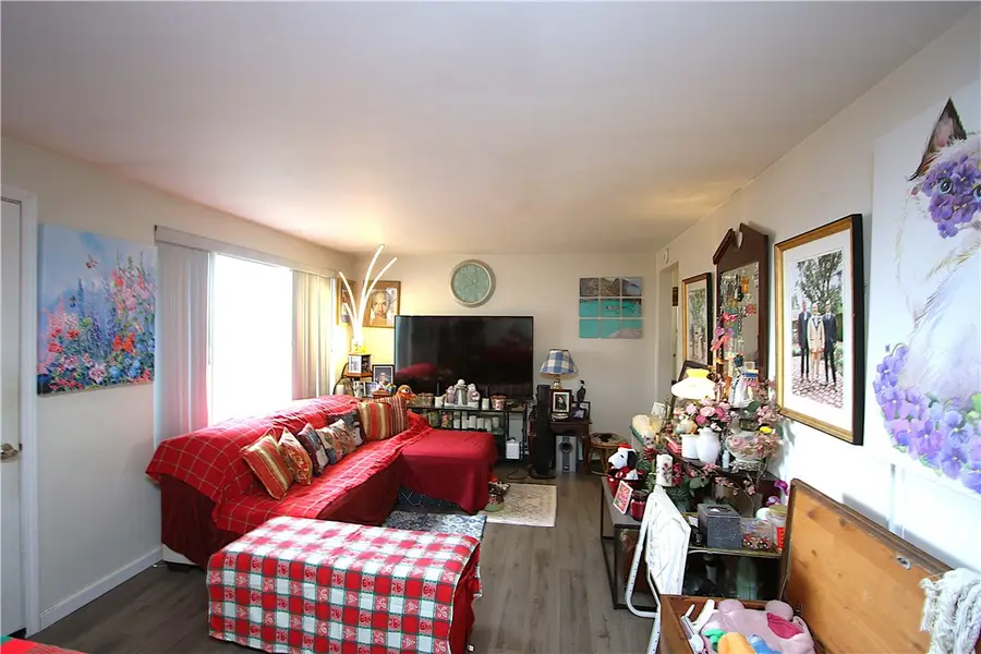 210 Livingston Rd, West Mifflin, PA 15122 - Image #2