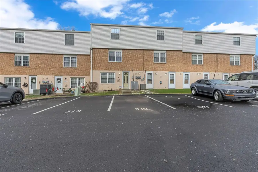 319 Bellford Ct, Cranberry Township, PA 16066 - Image #2