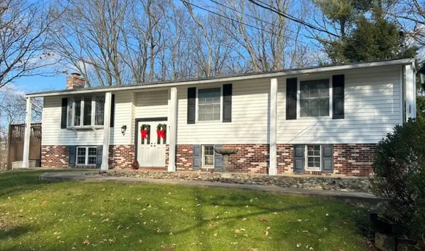 2589 Stone Chip Dr, Hampton, PA 15101