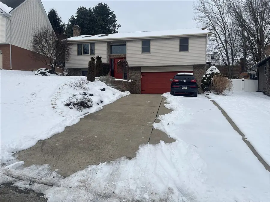 427 Deer Park Dr, Jefferson Hills, PA 15025 - Image #2