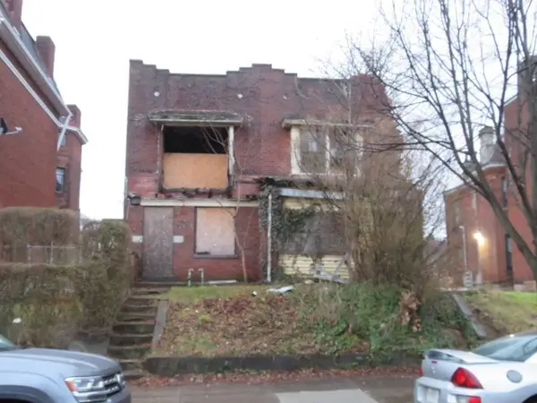 1215 W North Ave, Manchester, PA 15233