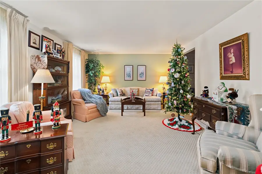 111 N Harleston Dr, Ross Township, PA 15237 - Image #3