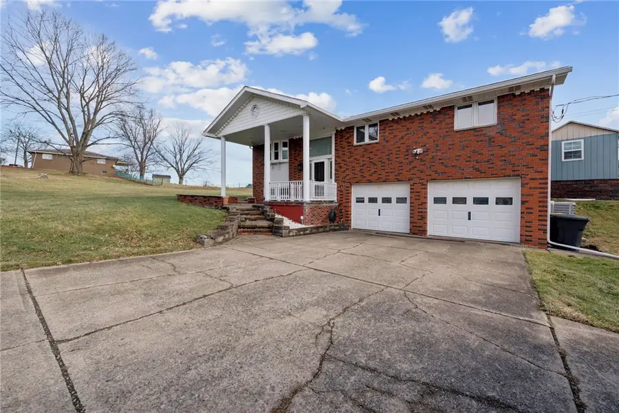 942 Vernon Dr, Belle Vernon, PA 15012 - Image #2