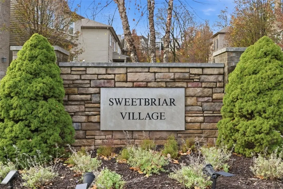 154 Sweetbriar Village Trl, Mount Washington, PA 15211 - Image #1