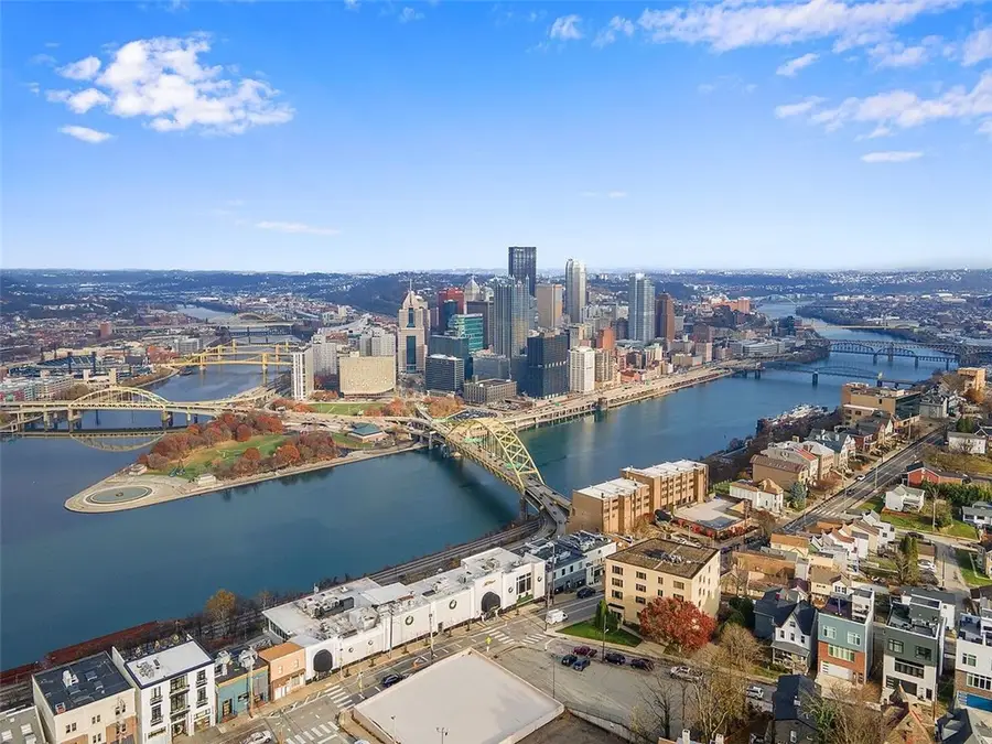 154 Sweetbriar Village Trl, Mount Washington, PA 15211 - Image #2