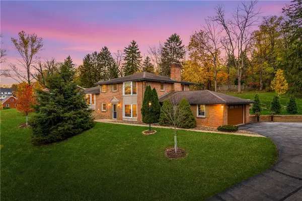 2421 Edgewood Dr, Upper St Clair, PA 15241