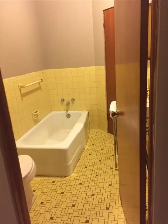 110 N 4th St, Youngwood, PA 15697 - #2