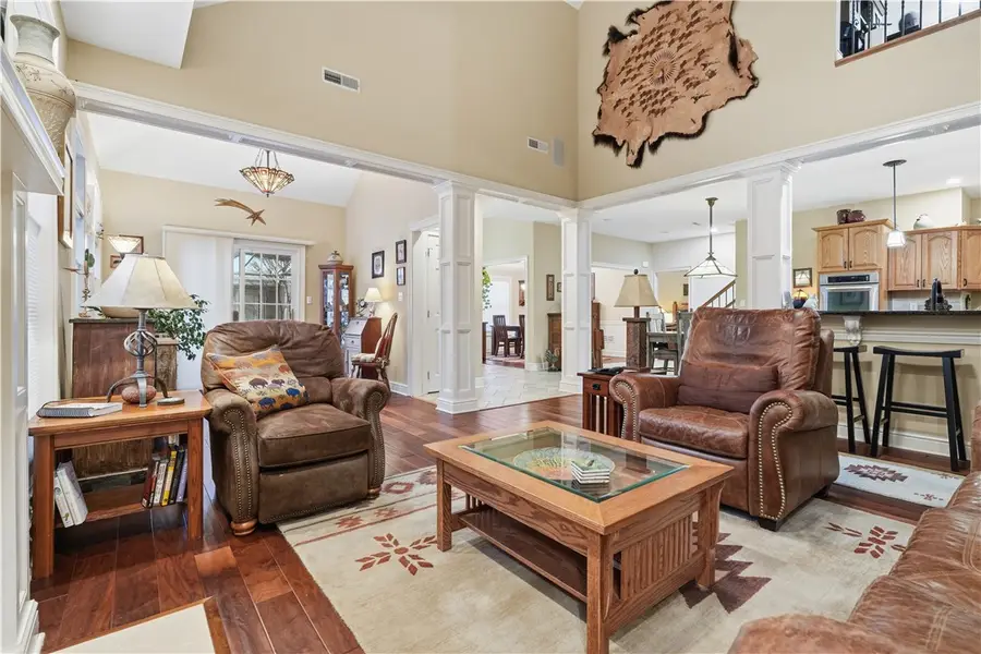 807 Cambridge Dr, Collier Township, PA 15142 - Image #2