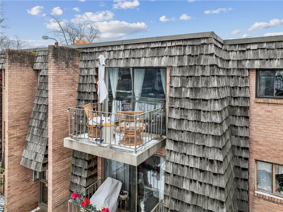 1332 Forest Green Dr, Moon Township, PA 15108 - Image #2