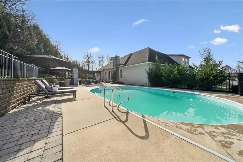 137 Eastwood Court, White, PA 15701 - Image #2