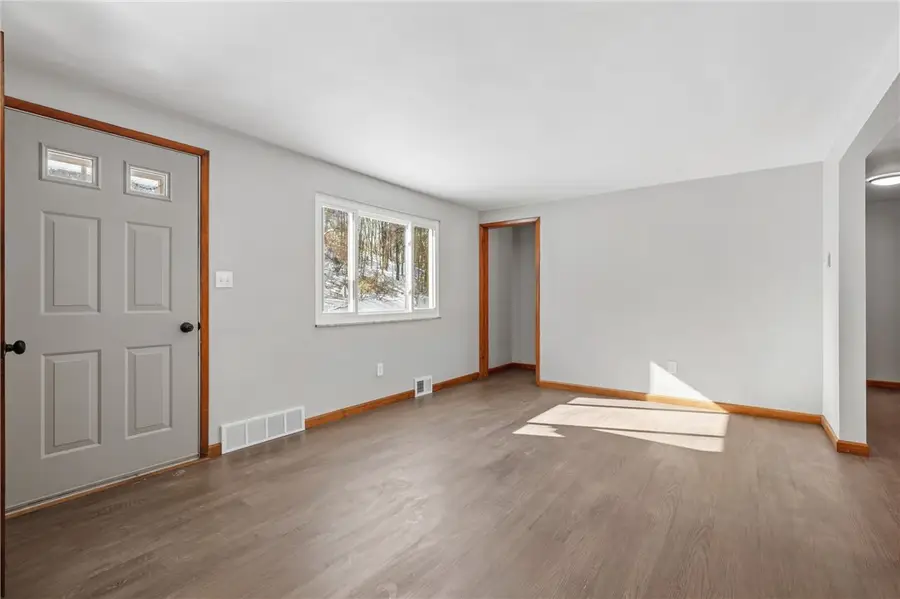 678 Colonial Manor Rd, North Huntingdon, PA 15642 - Image #3