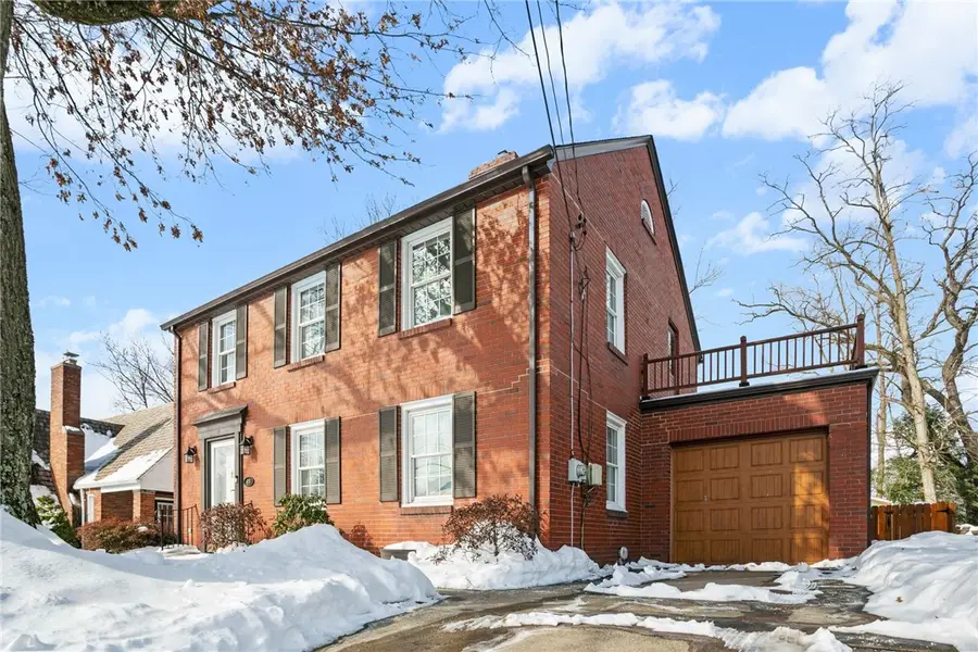 49 Pocono Dr, Green Tree, PA 15220 - #3