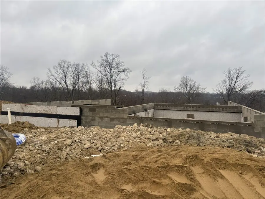 135 Victoria Dr, Coraopolis, PA 15108 - #2