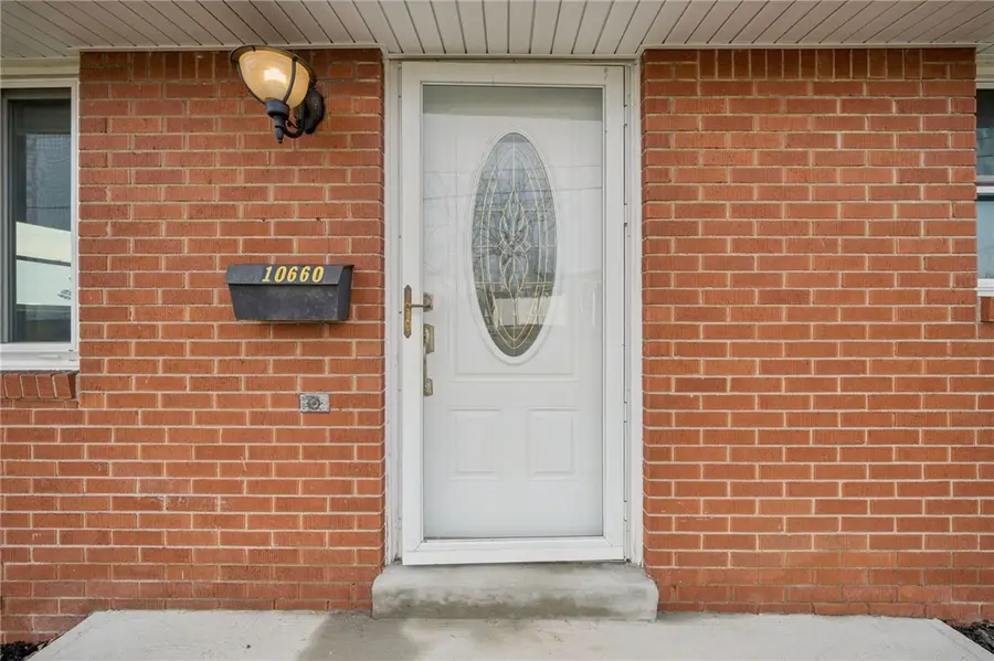 10660 Crestview Dr, Irwin, PA 15642 - #2