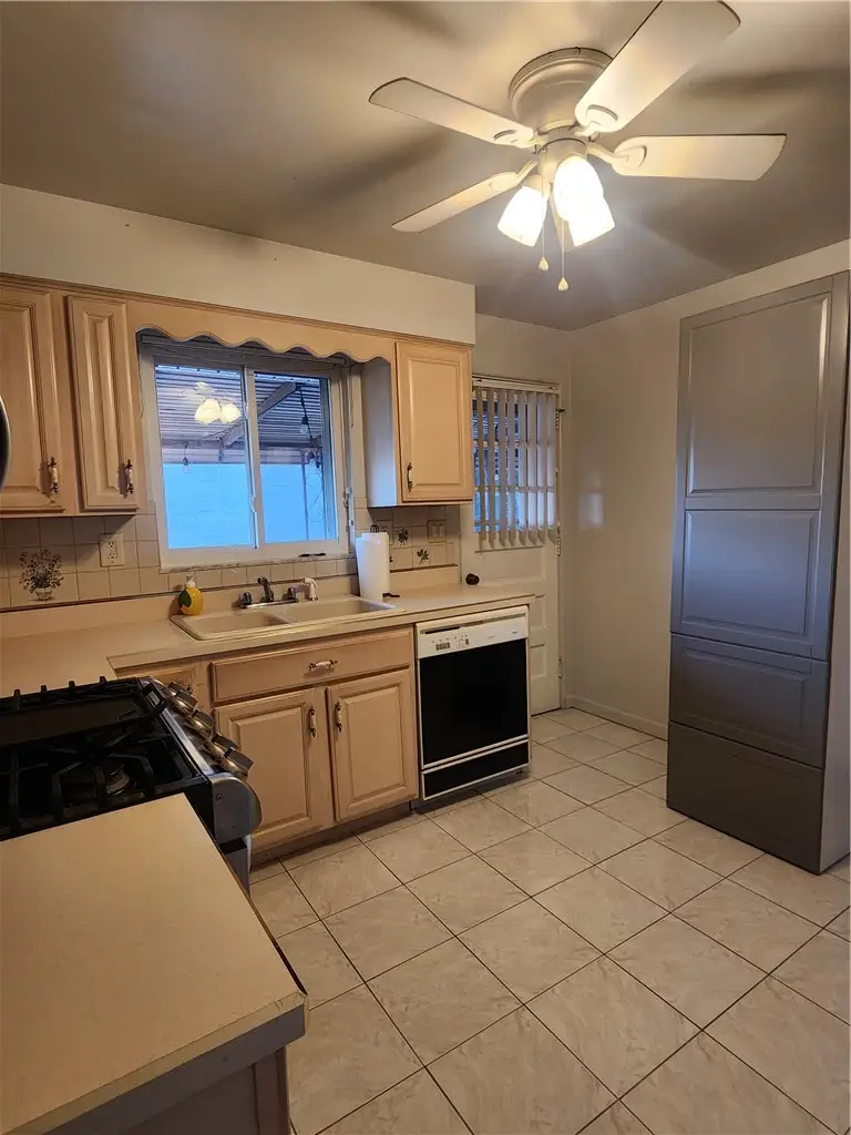 1586 Collier Ave, Carnegie, PA 15106 - #2