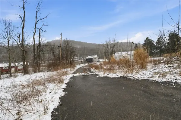 211 Garden Ln, Mount Pleasant, PA 15666