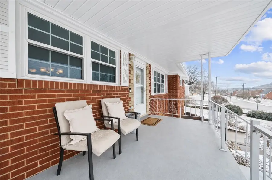 106 Windsor Dr, Hempfield, PA 15642 - #2