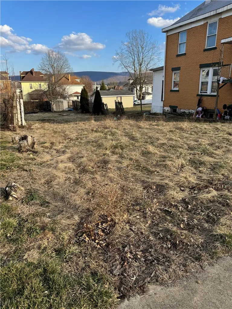 65 Lawn Ave, Uniontown, PA 15401 - #2