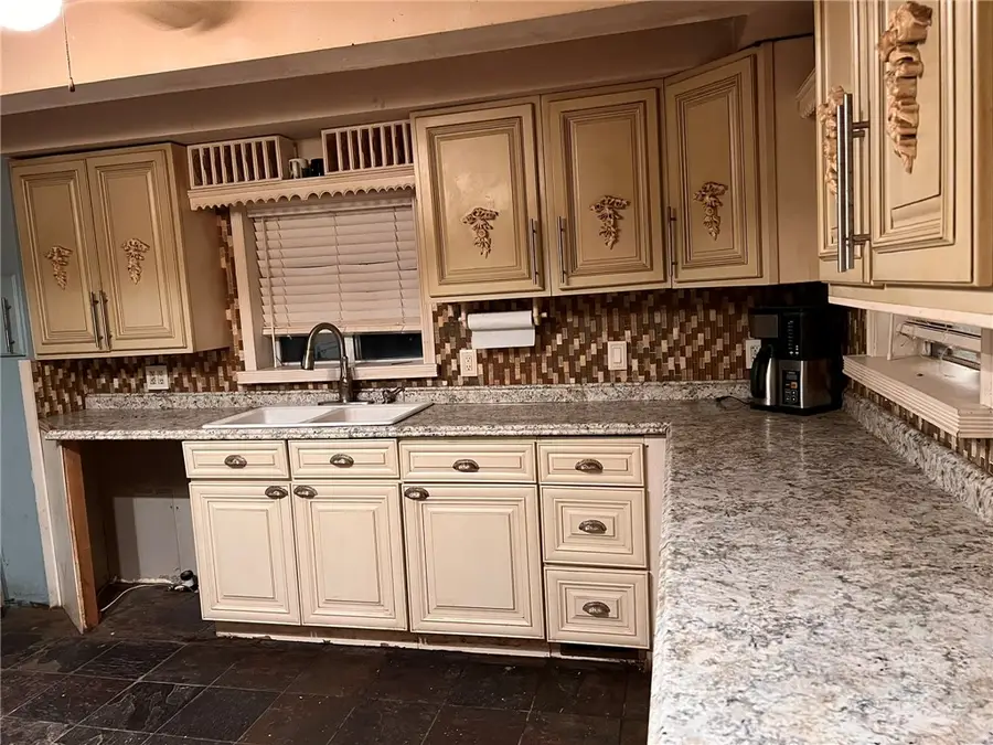 404 Triangle Dr, Kennedy, PA 15136 - #3