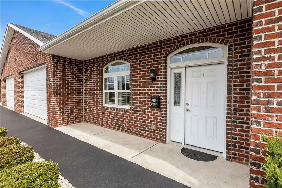 909 Valentina Ln, New Kensington, PA 15068 - #1