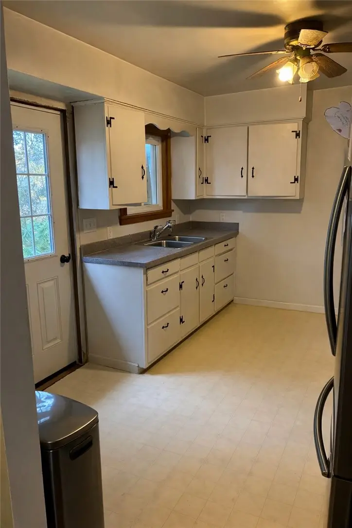 215 Oakland Ave, Punxsutawney, PA 15767 - #3