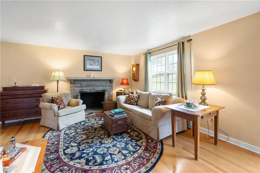 1009 Fairview Dr, Bethel Park, PA 15102 - #2