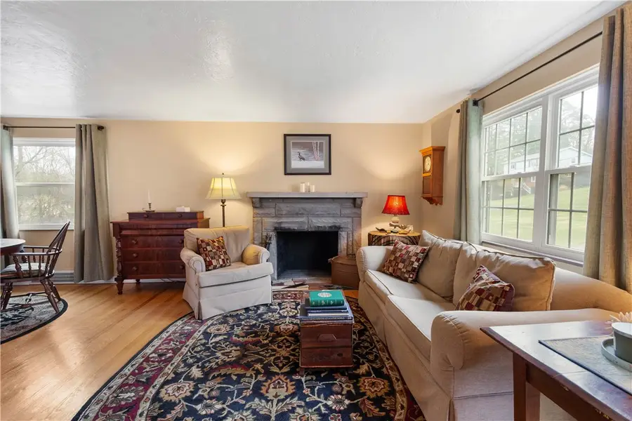 1009 Fairview Dr, Bethel Park, PA 15102 - #3