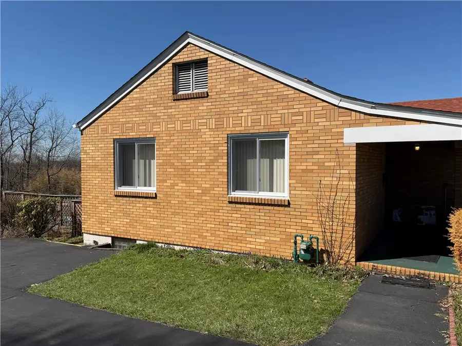 885 E Hill Dr, New Kensington, PA 15068 - #2