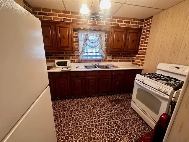 133 Center St, Millsboro, PA 15348 - #3