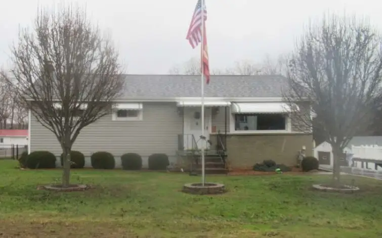 1421 Davidson St, Wampum, PA 16157 - #1