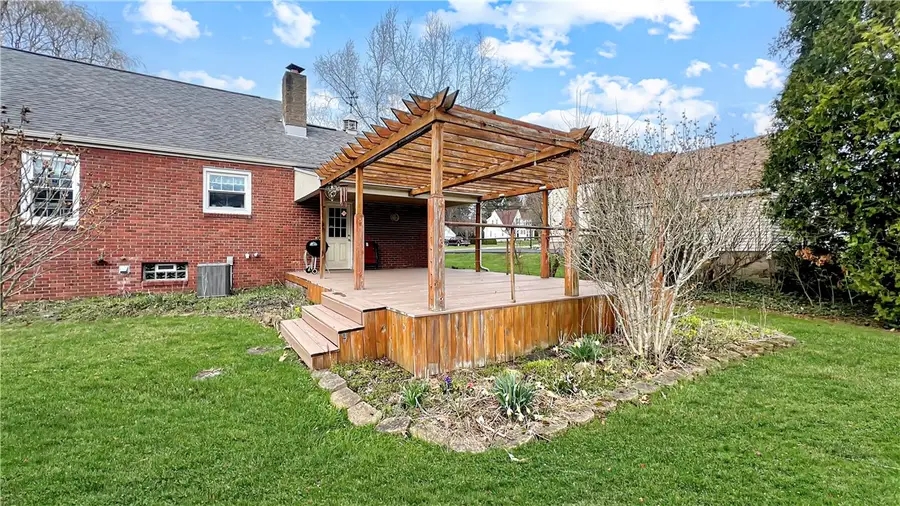 17 W Oakwood Way, New Castle, PA 16105 - #3