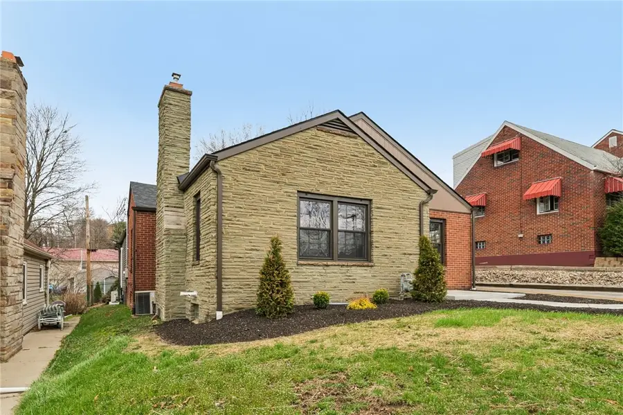 300 Patricia Dr, Ellwood City, PA 16117 - #2