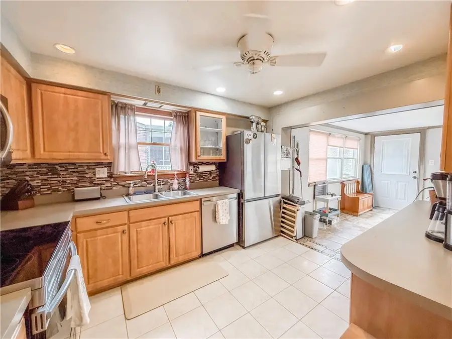 3921 Edge Rd, Pittsburgh, PA 15227 - #3