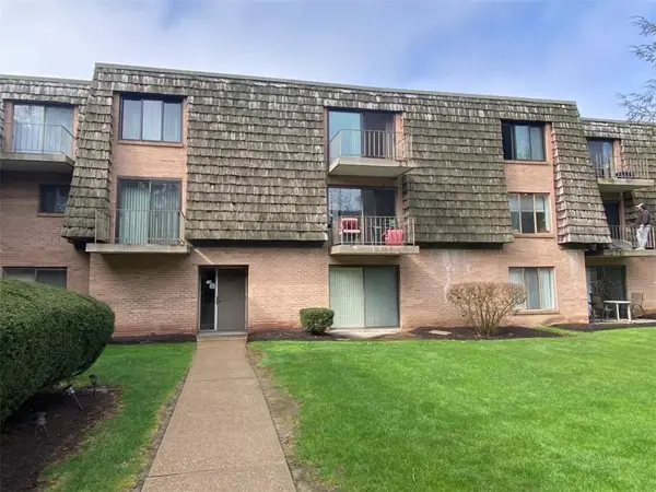 1515 Forest Green Dr, Coraopolis, PA 15108