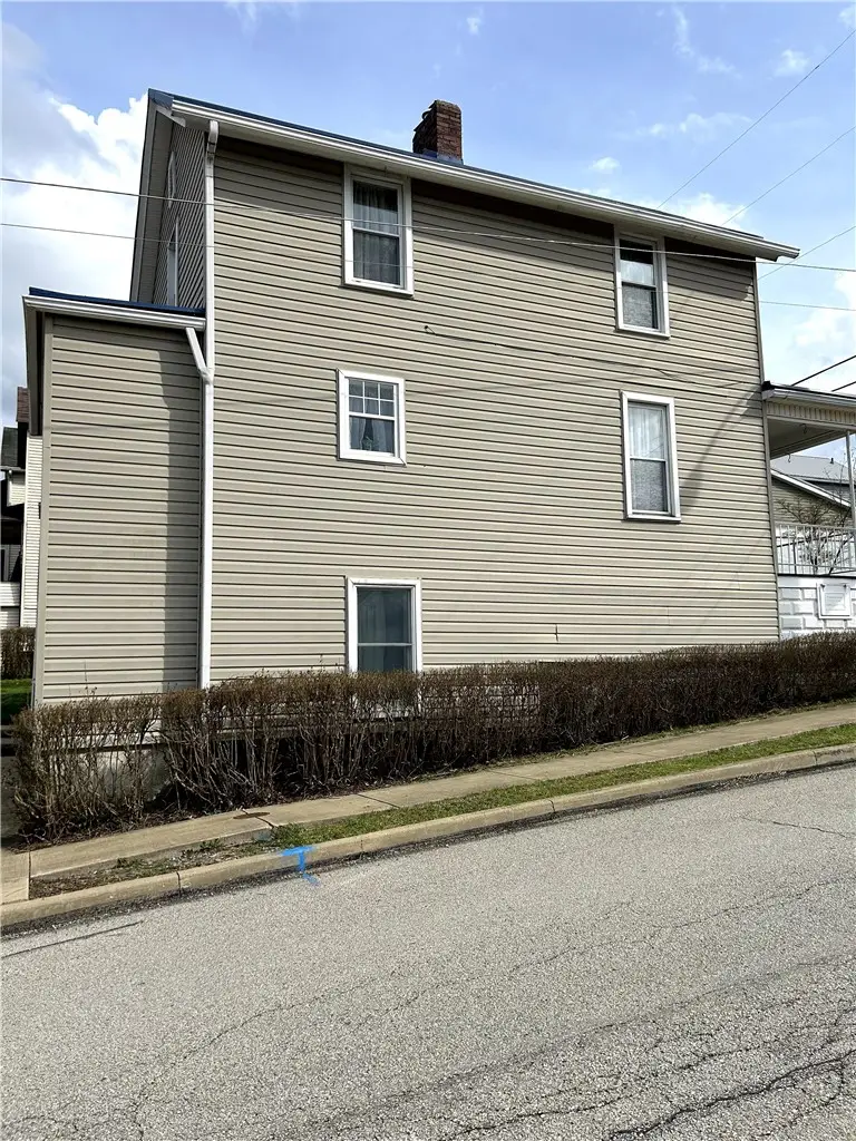 512 Lowell St, Vandergrift, PA 15690 - #3