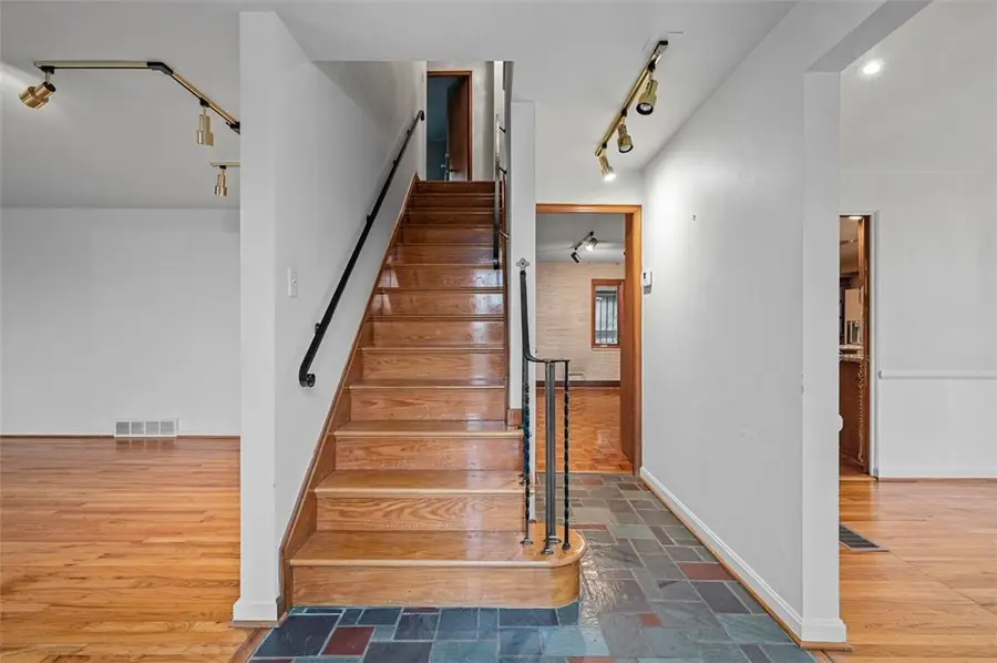 25 Carleton Dr, Pittsburgh, PA 15243 - #2