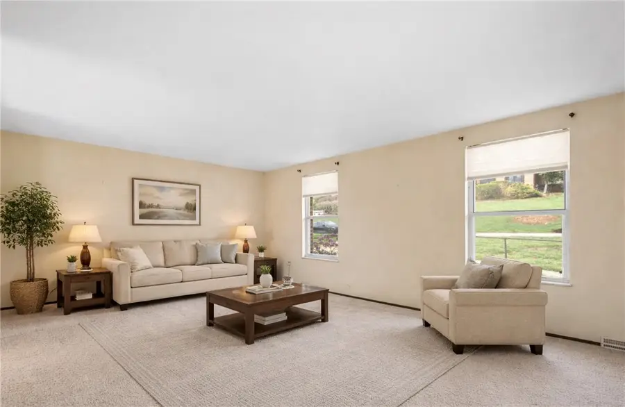 1637 Queens Dr, South Park, PA 15129 - #2