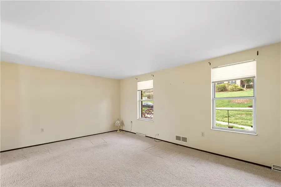 1637 Queens Dr, South Park, PA 15129 - #3