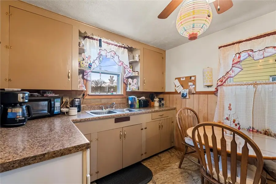 1104 Leslie St, Sharon, PA 16146 - #3